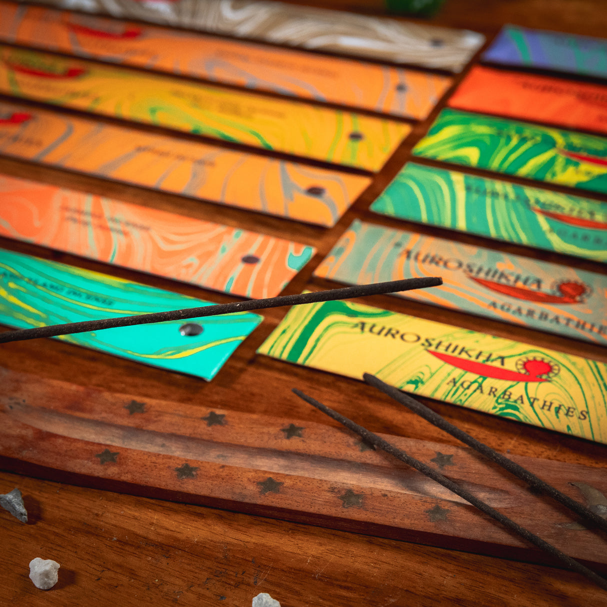 Auroshikha Entdecker Set mit 12 Düften – Räucherstäbchen Kollektion für Meditation, Wohlfühlen & Klarheit