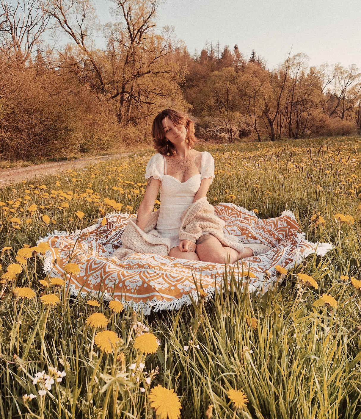 Rundes Strandtuch mit Ombre Mandala in ocker braun im Park
