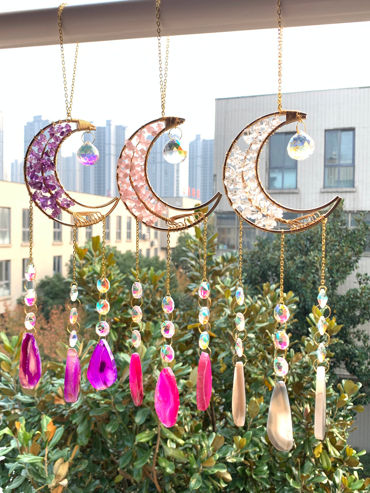 3er Set Mond-Sonnenfänger mit lila Amethyst, rosa Rosenquarz und klarem Bergkristall, kombiniert mit facettierten Glasprismen und farbigen Achat-Anhängern.