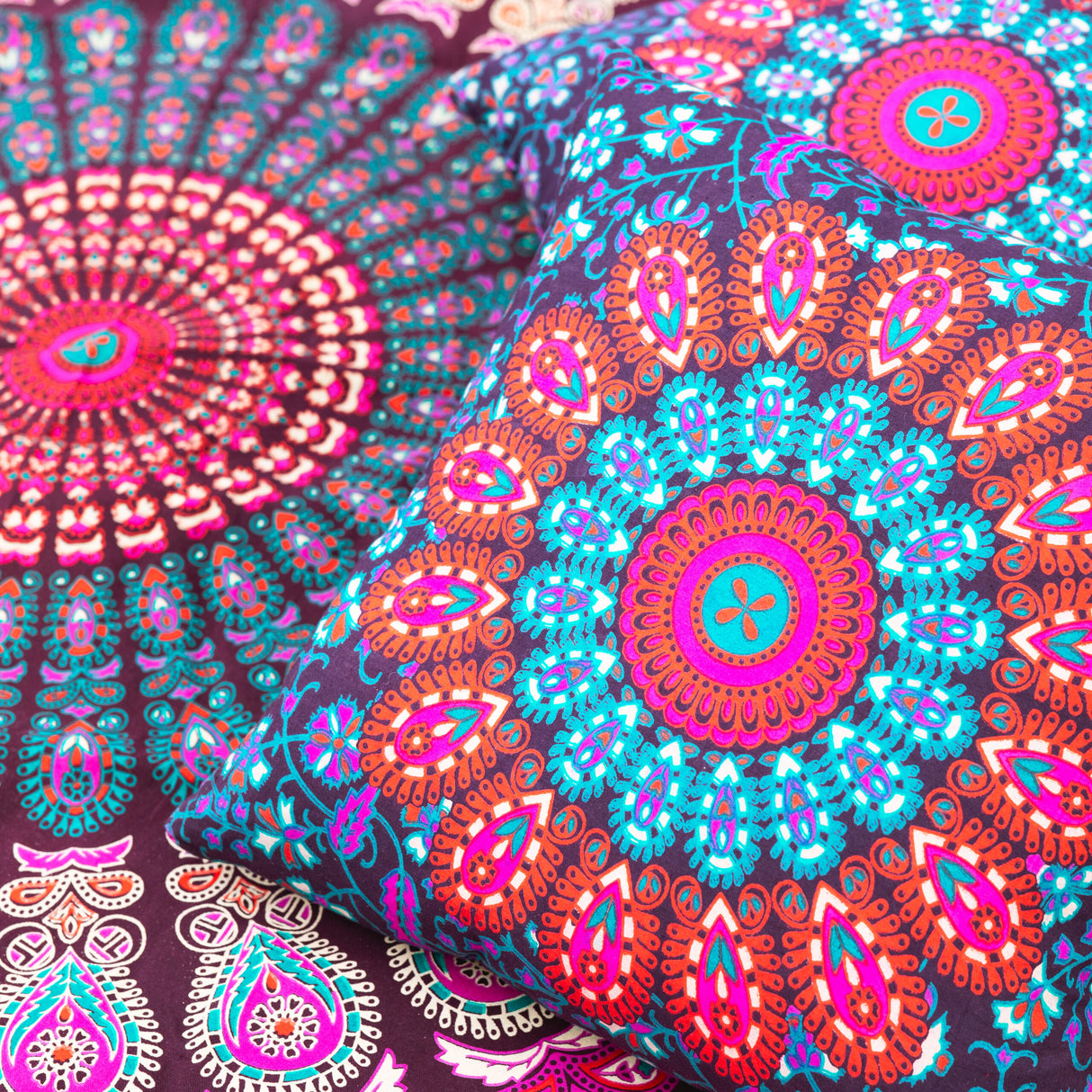 Rundes Mandala Strandtuch Pfauenfeder bordeaux rosa + Kissen