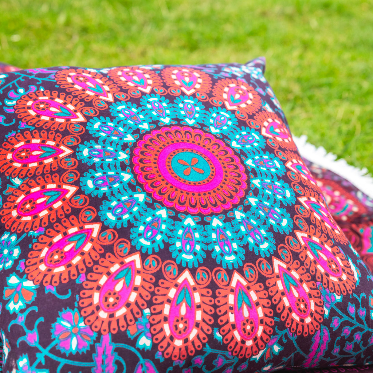 Rundes Mandala Strandtuch Pfauenfeder bordeaux rosa + Kissen