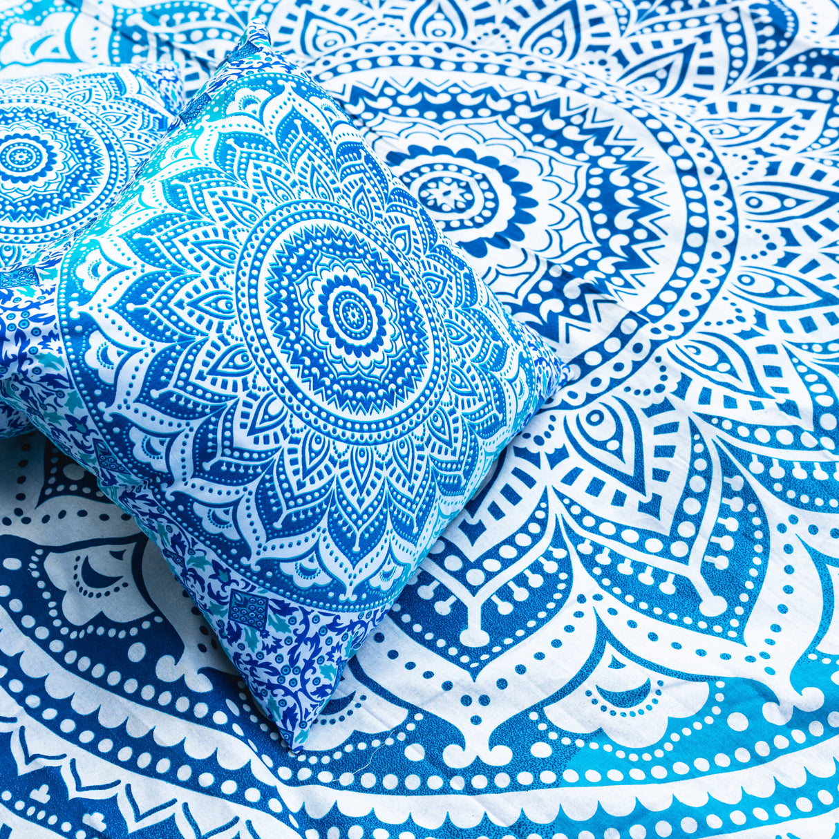 Rundes Mandala Strandtuch Ombre blau + Kissen