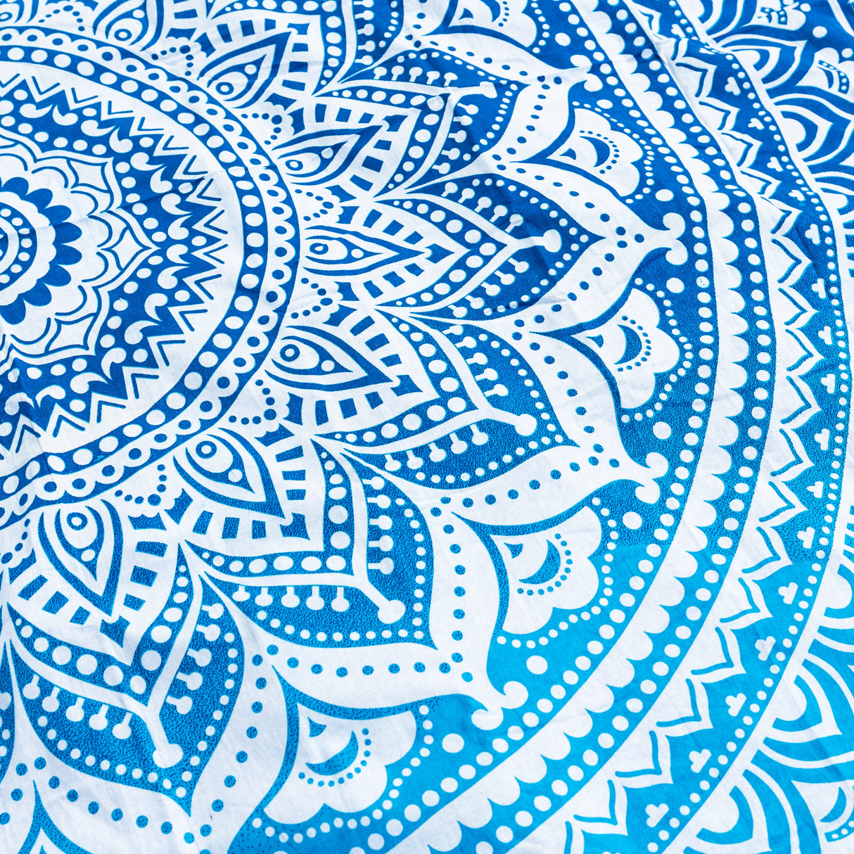 Rundes Mandala Strandtuch Ombre blau + Kissen