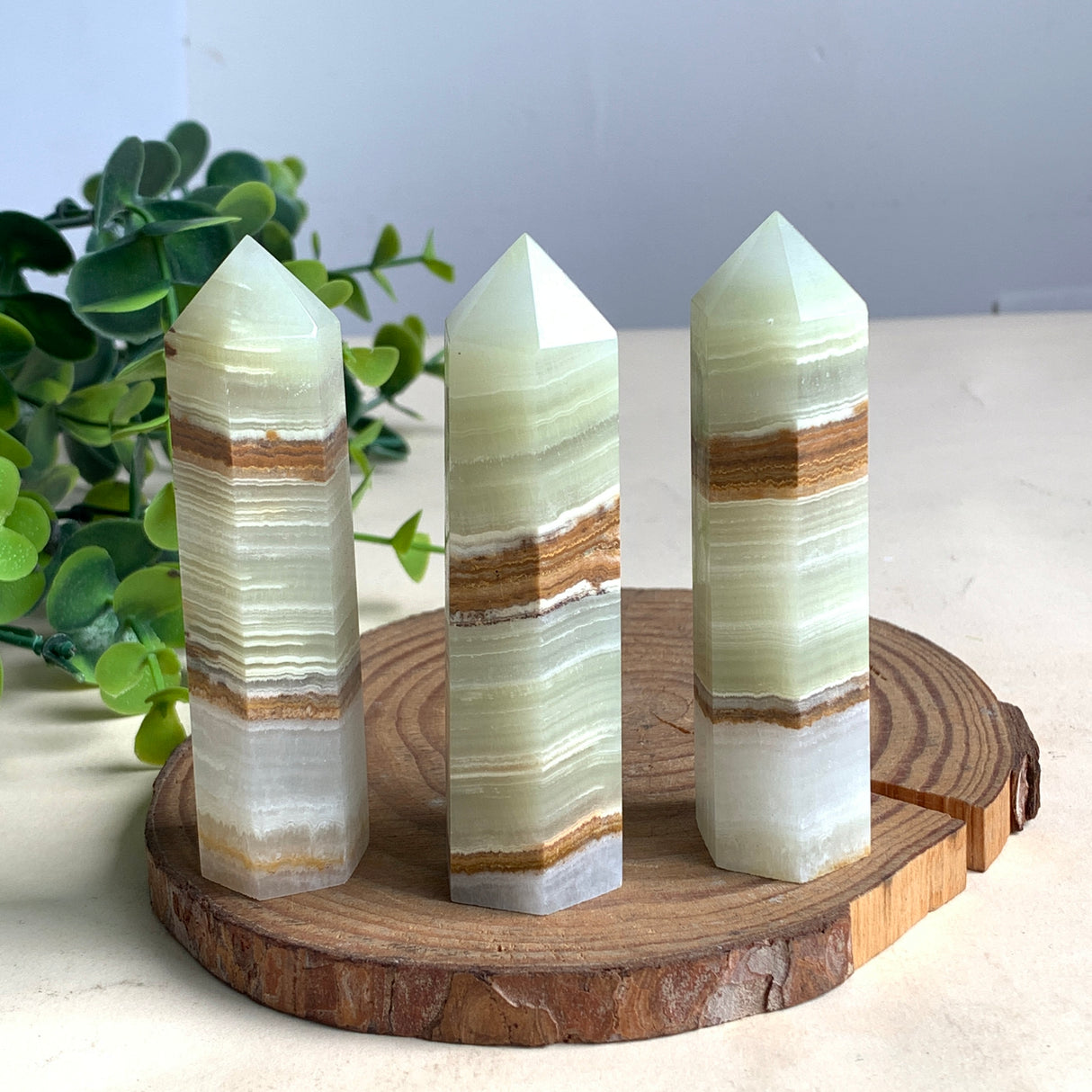 Afghan Jade Edelstein mit grün-beigen Bändern zur Erdung und Förderung innerer Ruhe bei Meditation