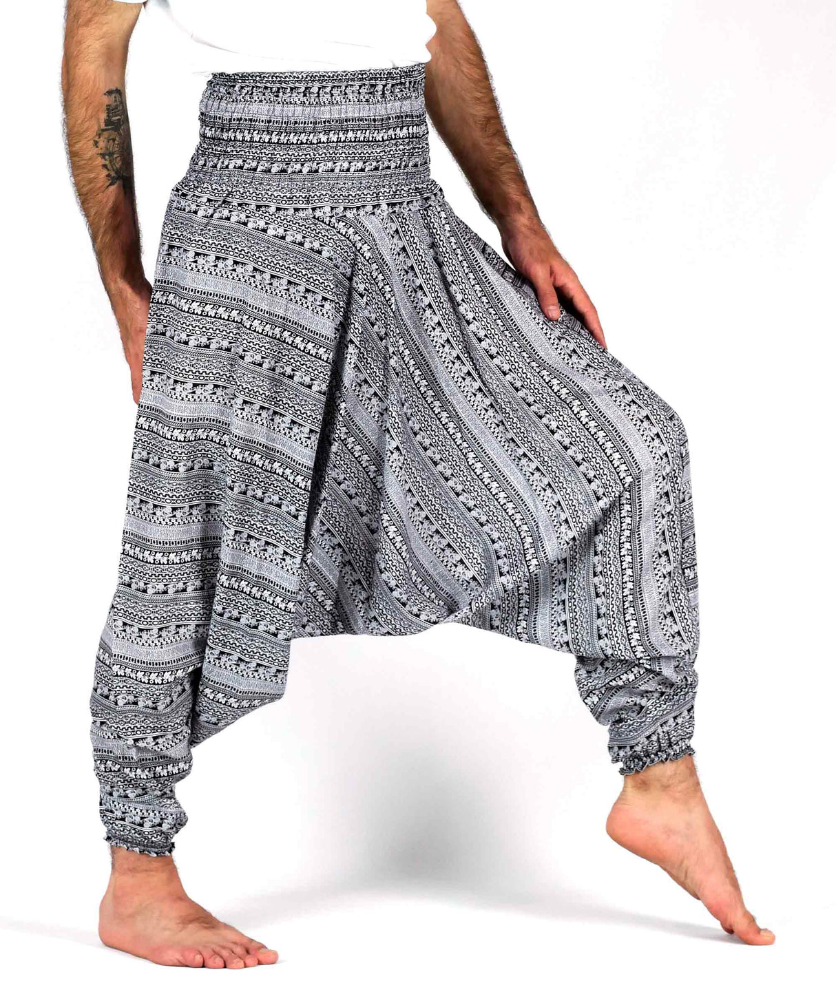 Aladinhose ethno Muster schwarz weiß Männermodel