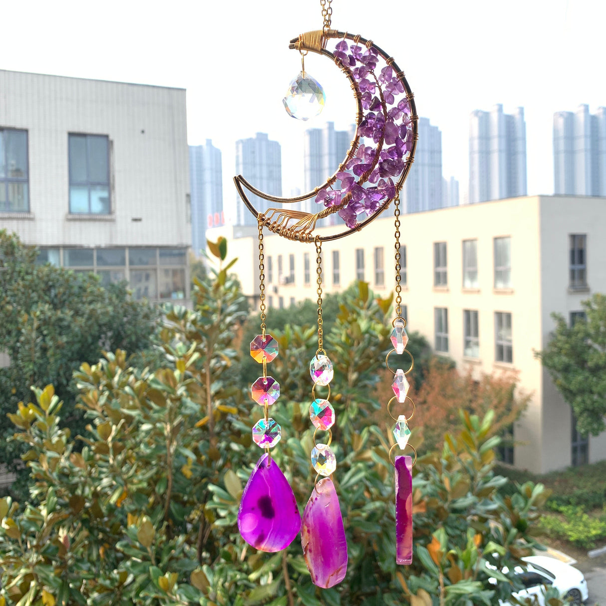 Amethyst Mond-Sonnenfänger, goldfarben, mit lila Quarz-Chips und Achat-Anhängern, ideal zur Förderung von Ruhe und Spiritualität im Raum.