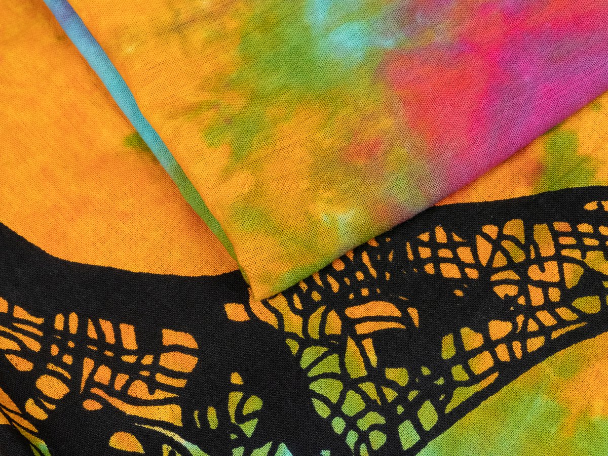 Buntes batik Wandtuch mit Weltenbaum