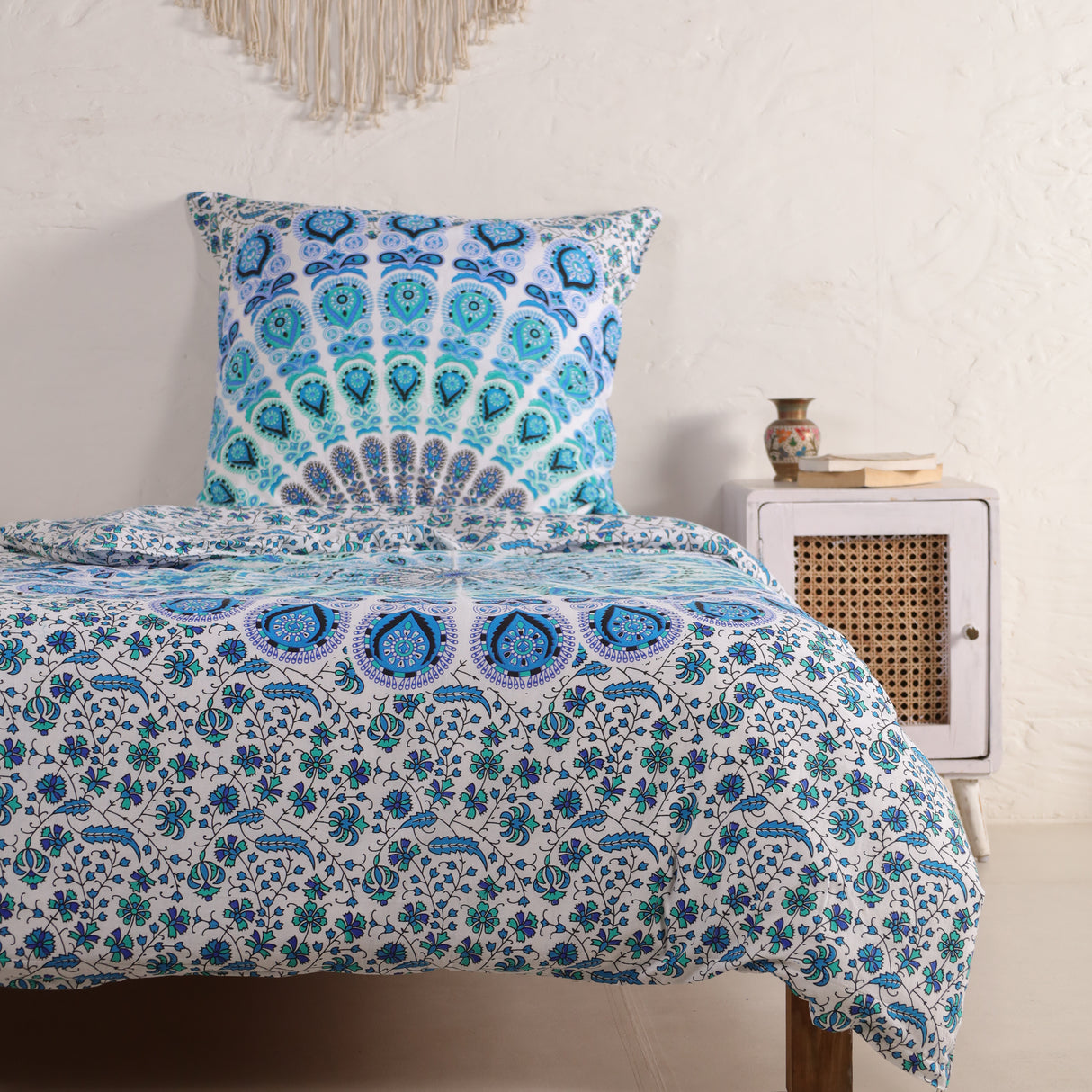 Bettwäsche Pfauenfeder Mandala weiß blau - Boho Bettbezug mir floralem Muster