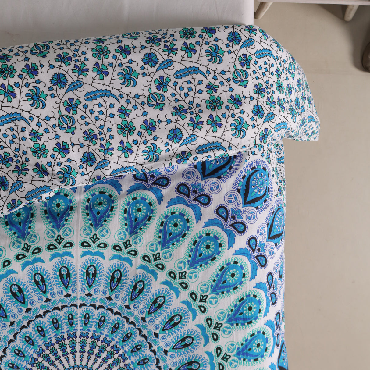 Bettwäsche Pfauenfeder Mandala weiß blau - Boho Bettbezug mir floralem Muster
