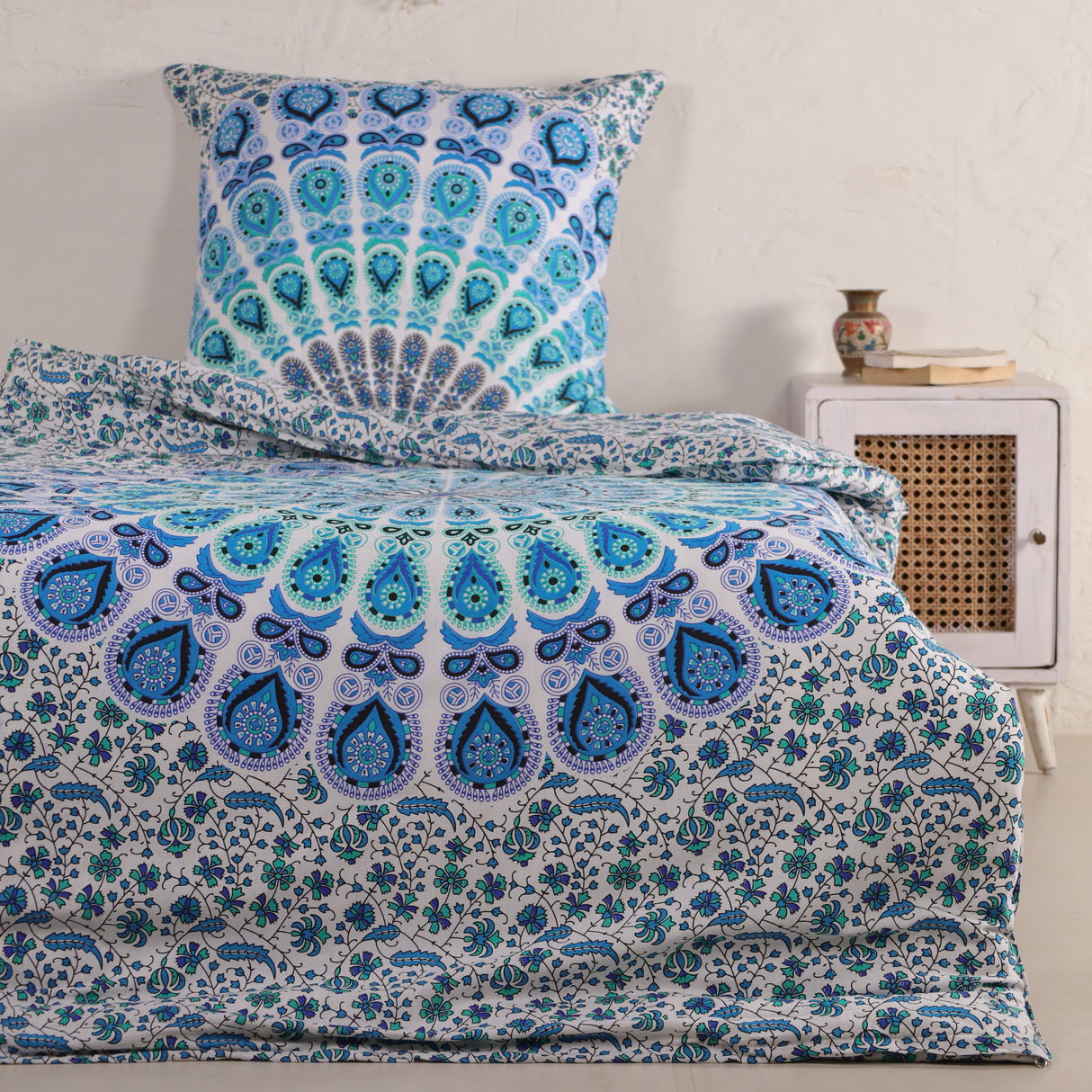 Bettwäsche Pfauenfeder Mandala weiß blau - Boho Bettbezug mir floralem Muster