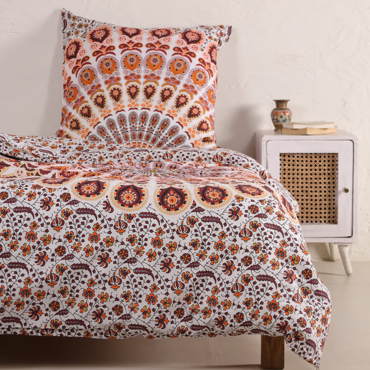 Bettwäsche Pfauenfeder Mandala weiß orange - Indischer Bettbezug mit floralem Muster