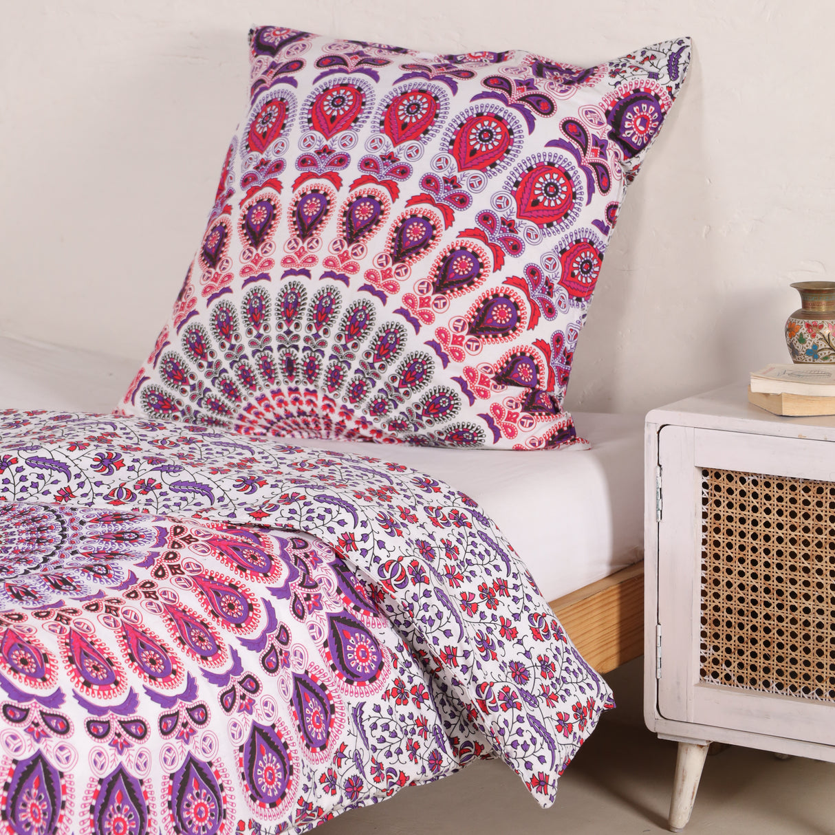 Bettwäsche Pfauenfeder Mandala weiß rosa - Indischer Bettbezug mit floralem Muster