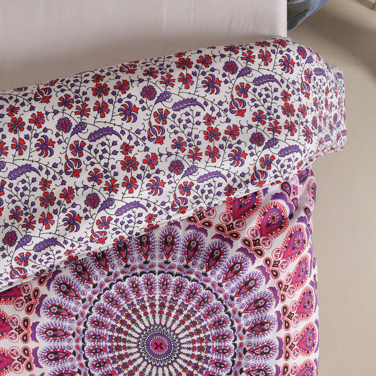 Bettwäsche Pfauenfeder Mandala weiß rosa - Indischer Bettbezug mit floralem Muster