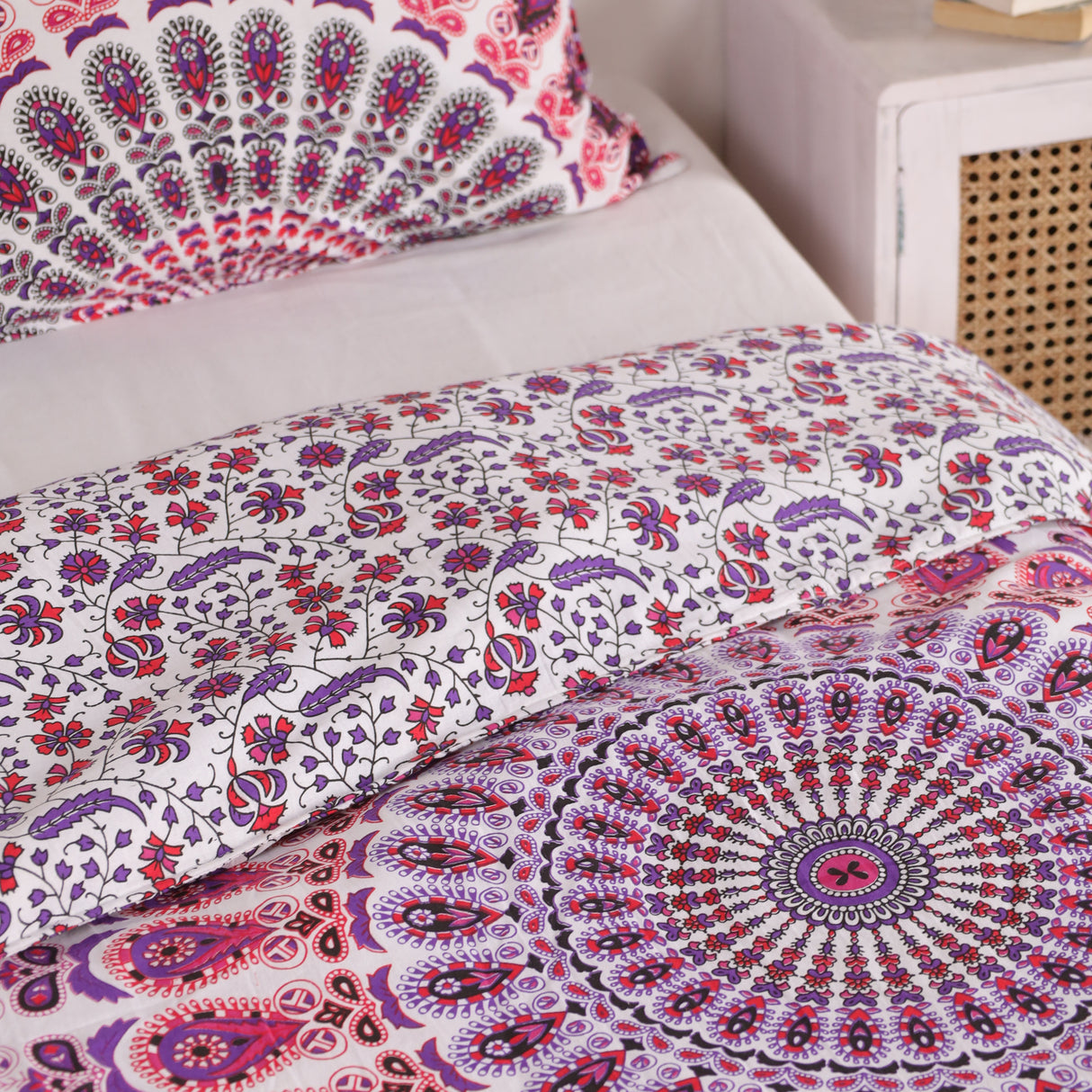 Bettwäsche Pfauenfeder Mandala weiß rosa - Indischer Bettbezug mit floralem Muster