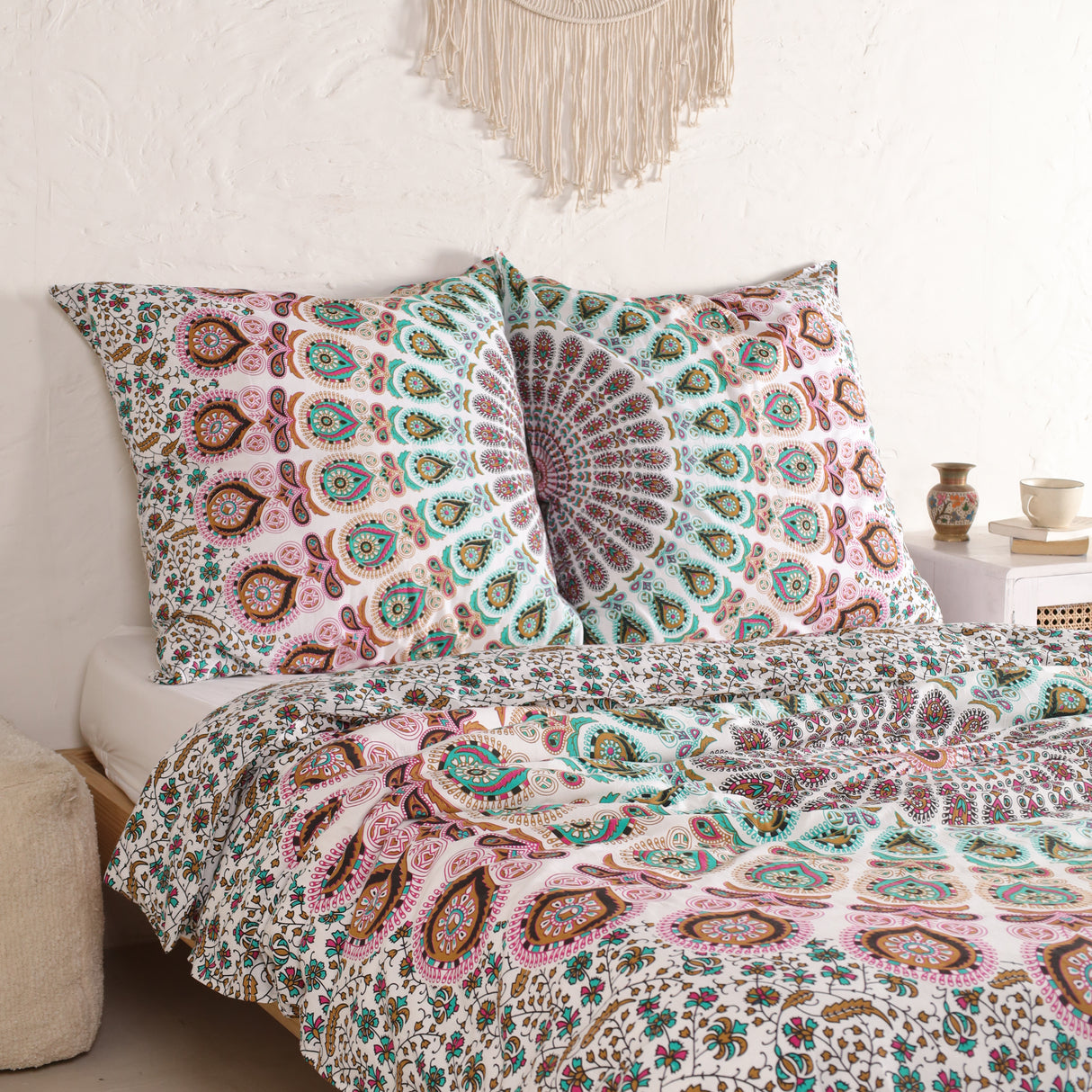 Bettwäsche Pfauenfeder Mandala in Weiß, Türkis und Rosa - Indischer Bettbezug mit floralem Muster