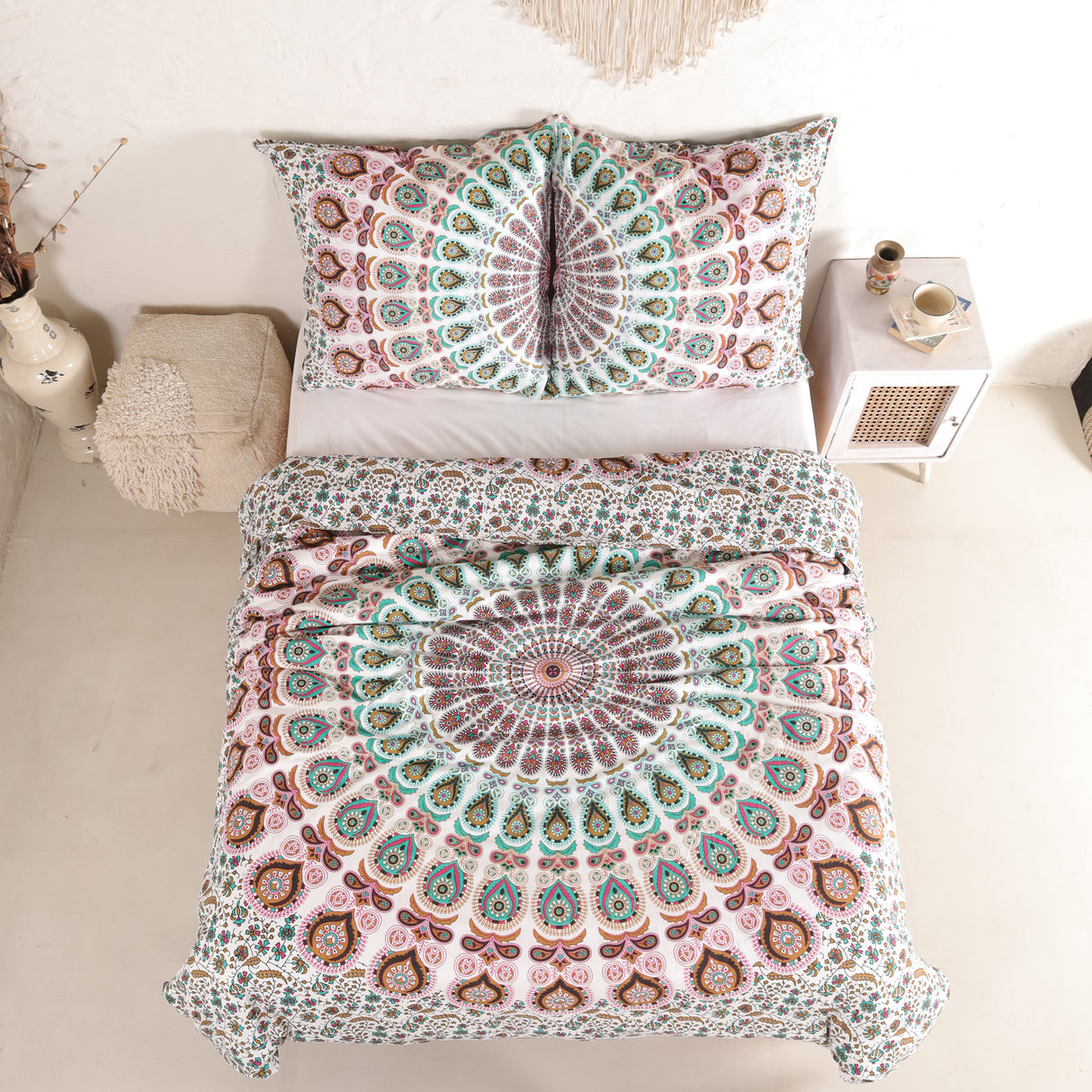 Bettwäsche Pfauenfeder Mandala in Weiß, Türkis und Rosa - Indischer Bettbezug mit floralem Muster