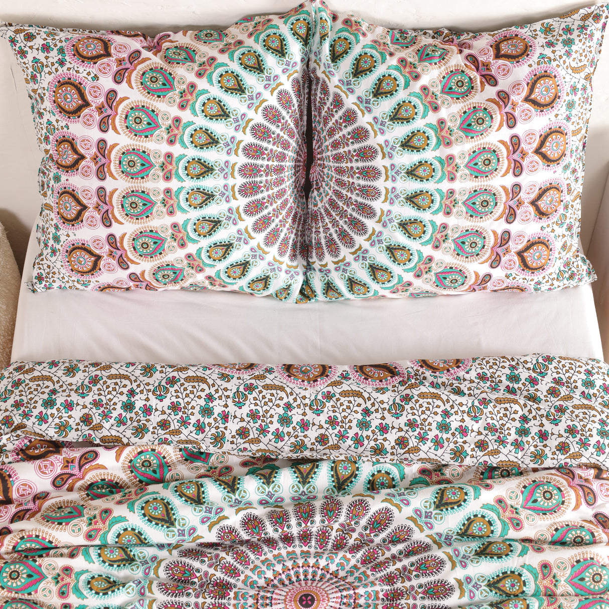 Bettwäsche Pfauenfeder Mandala in Weiß, Türkis und Rosa - Indischer Bettbezug mit floralem Muster