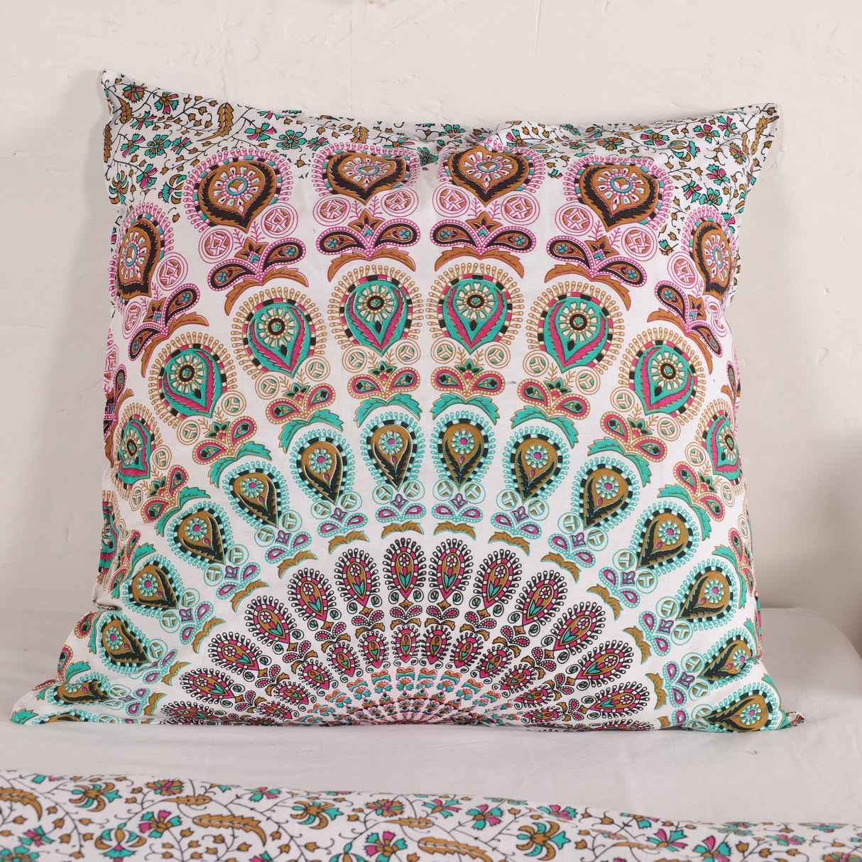 Bettwäsche Pfauenfeder Mandala in Weiß, Türkis und Rosa - Indischer Bettbezug mit floralem Muster