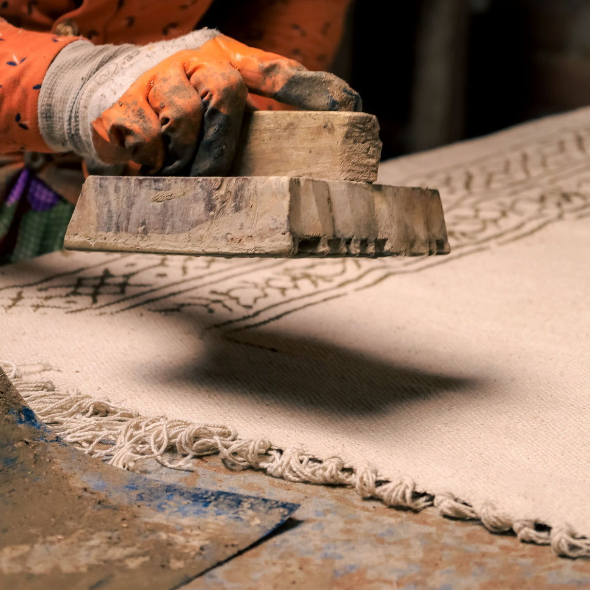 Blockdruck Produktion in Indien, handgefertigte Tagesdecken aus Baumwolle und traditionellem Stempel Muster