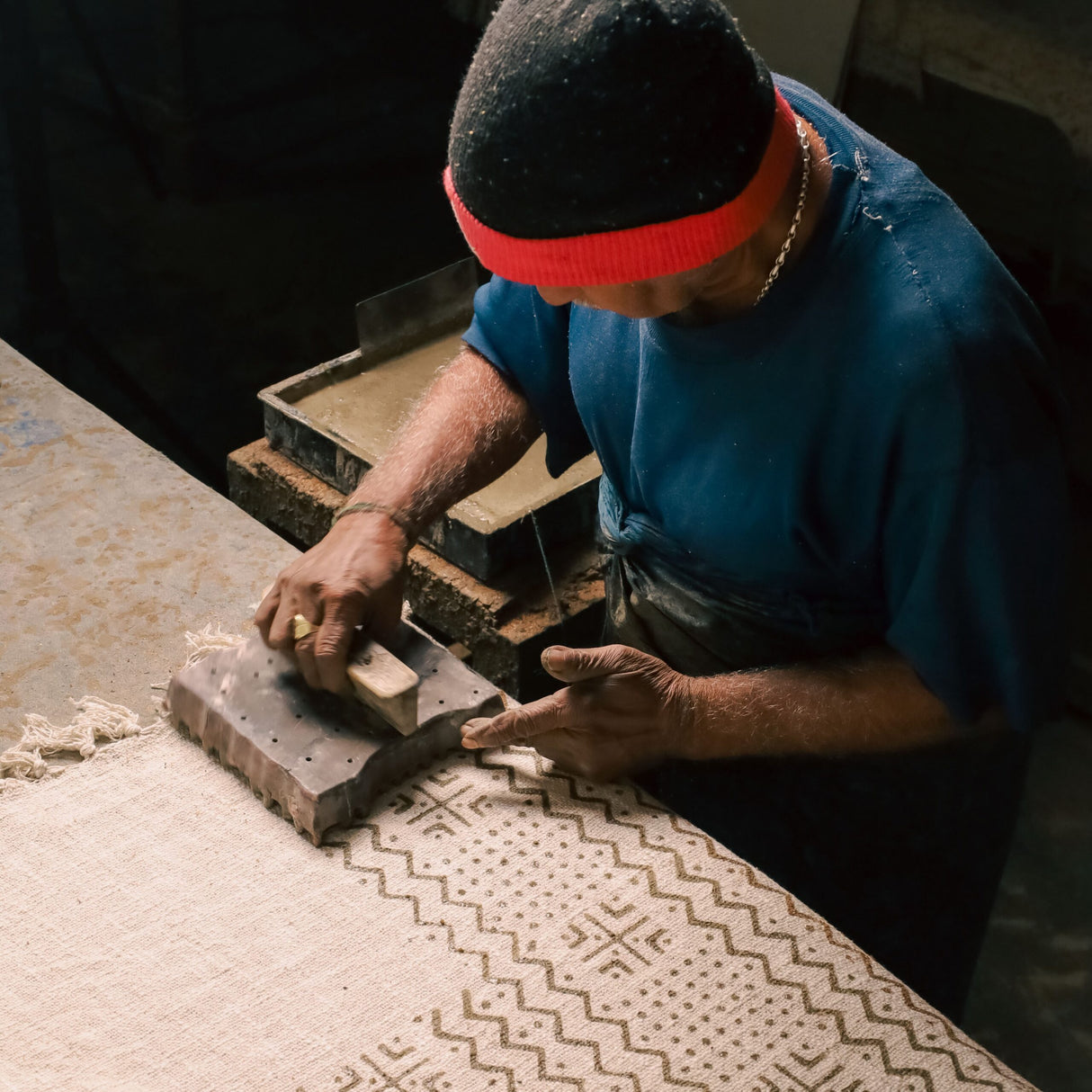 Blockdruck Produktion in Indien, handgefertigte Tagesdecken aus Baumwolle und traditionellem Stempel Muster