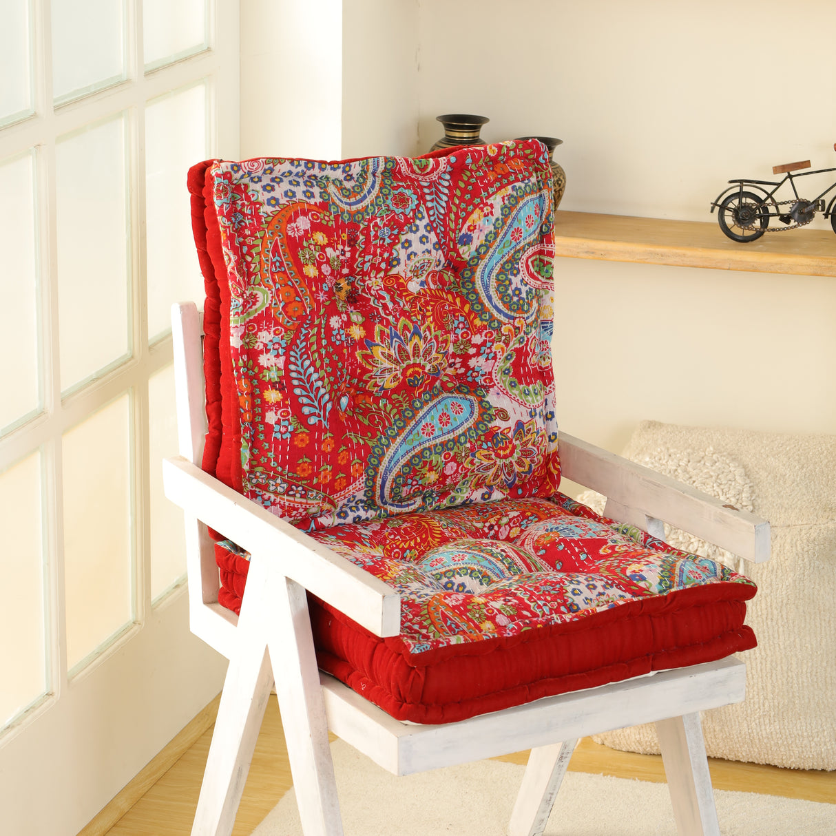 Rotes Bodenkissen im Kantha-Stil, handgefertigt in Indien. Weiches Baumwoll-Sitzkissen 50x50 cm – perfekt als Meditationskissen oder Wohnaccessoire.