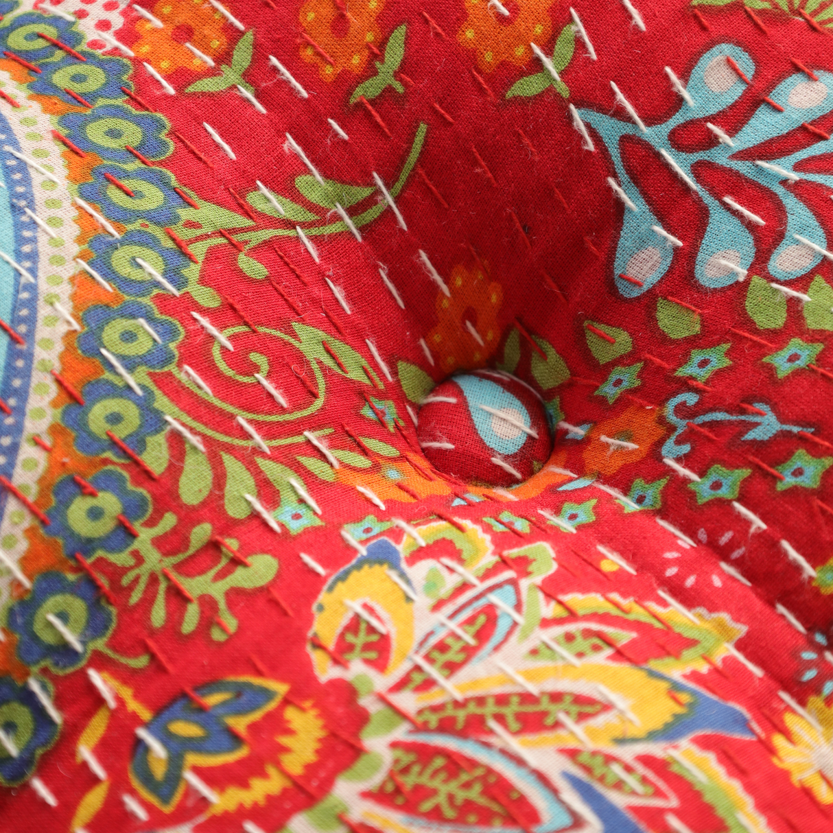 Rotes Bodenkissen im Kantha-Stil, handgefertigt in Indien. Weiches Baumwoll-Sitzkissen 50x50 cm – perfekt als Meditationskissen oder Wohnaccessoire.