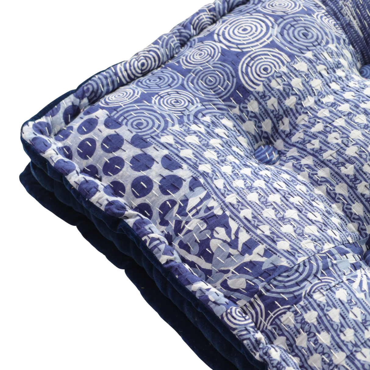 Blaues Bodenkissen im Kantha-Stil – Handgemachtes indisches Sitzkissen Baumwolle 50x50 cm, Patchwork Meditationskissen, Unikat