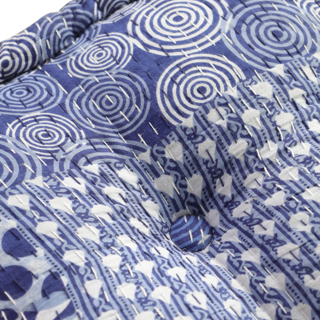 Blaues Bodenkissen im Kantha-Stil – Handgemachtes indisches Sitzkissen Baumwolle 50x50 cm, Patchwork Meditationskissen, Unikat