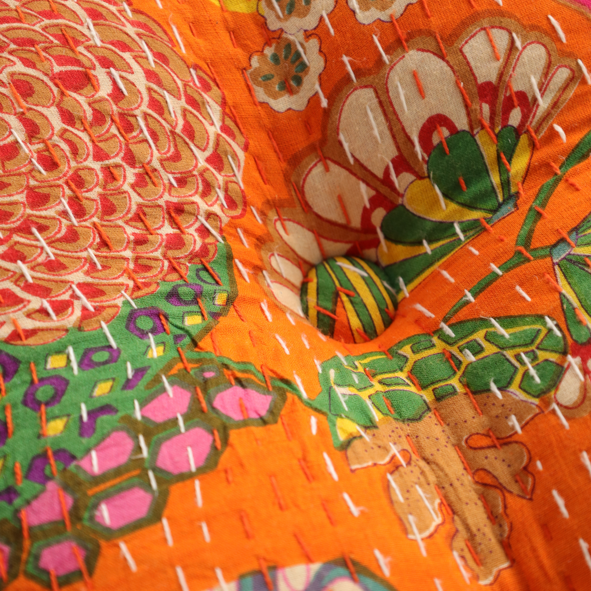 Bodenkissen 50x50 cm Orange Kantha-Stil – indisches Boho Sitzkissen Baumwolle, Vintage Patchwork Meditationskissen, handgefertigtes Unikat