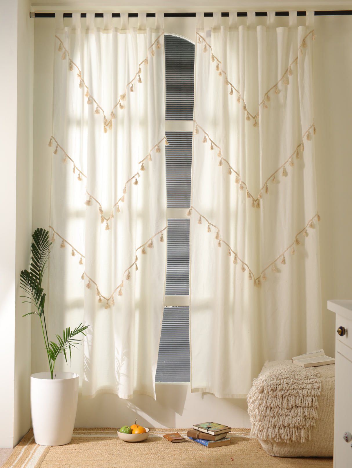 Boho Vorhang weiß mit Quasten, dekorative Gardinen im Boho Style für eine Gardinenstange