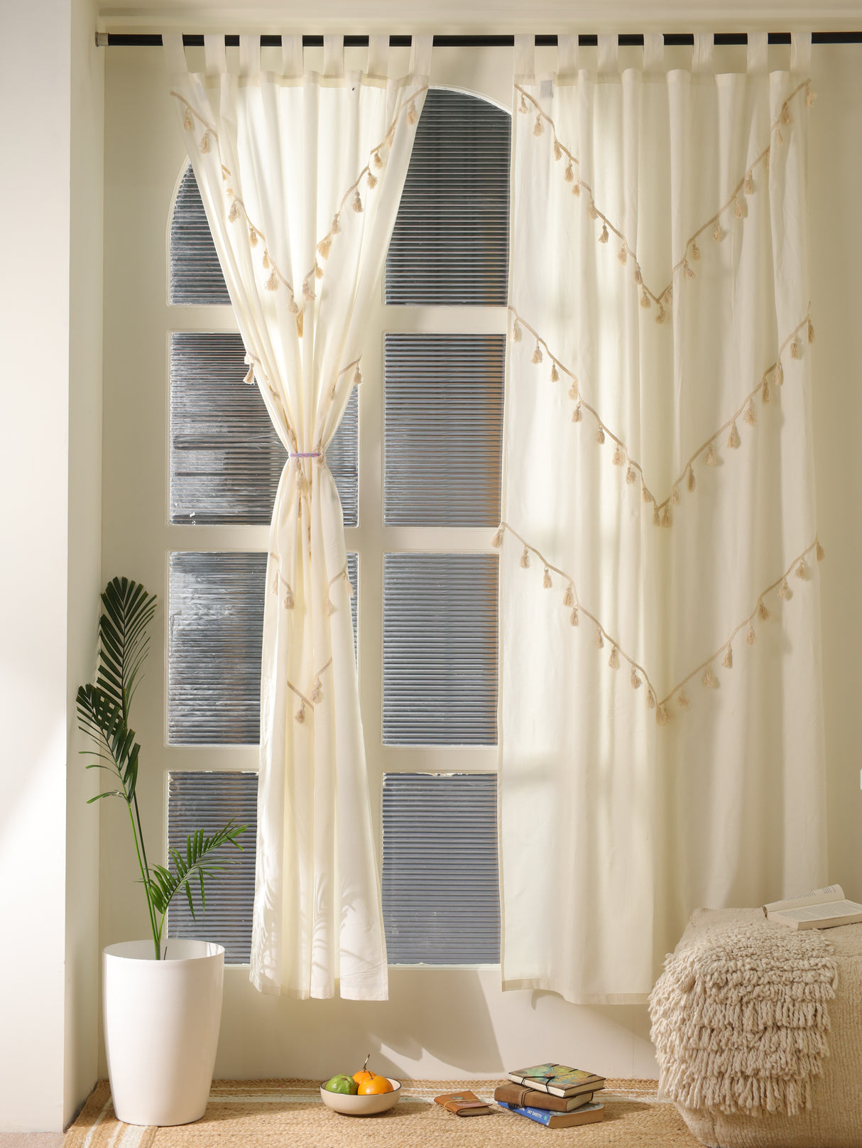 Boho Vorhang weiß mit Quasten, dekorative Gardinen im Boho Style für eine Gardinenstange