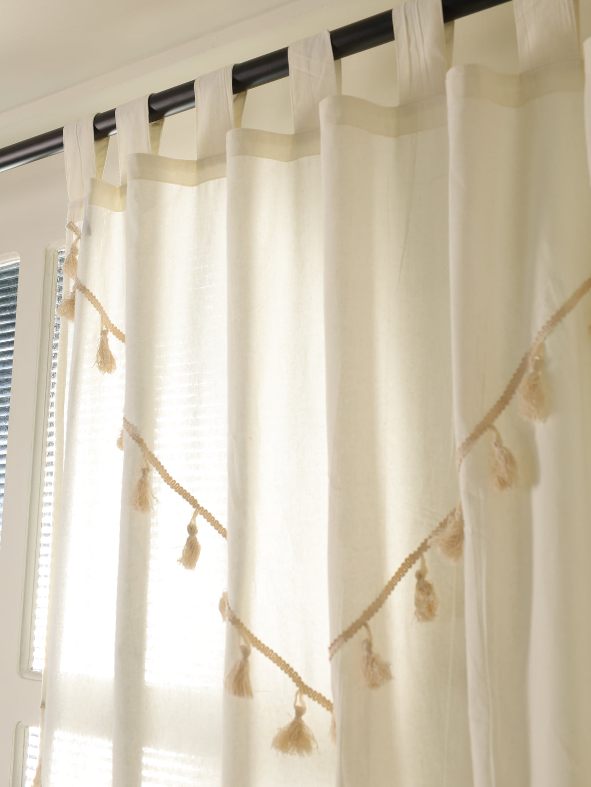 Boho Vorhang weiß mit Quasten, dekorative Gardinen im Boho Style für eine Gardinenstange
