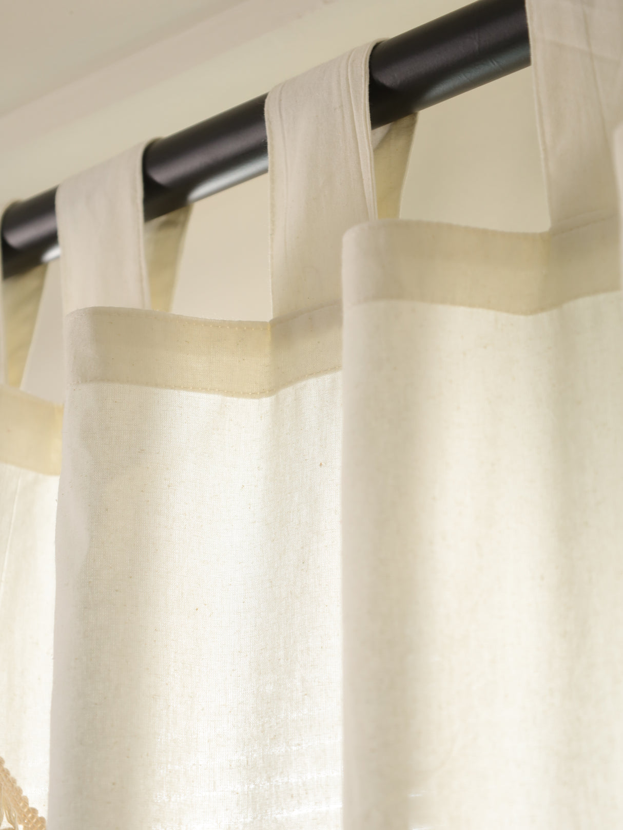 Boho Vorhang weiß mit Quasten, dekorative Gardinen im Boho Style für eine Gardinenstange