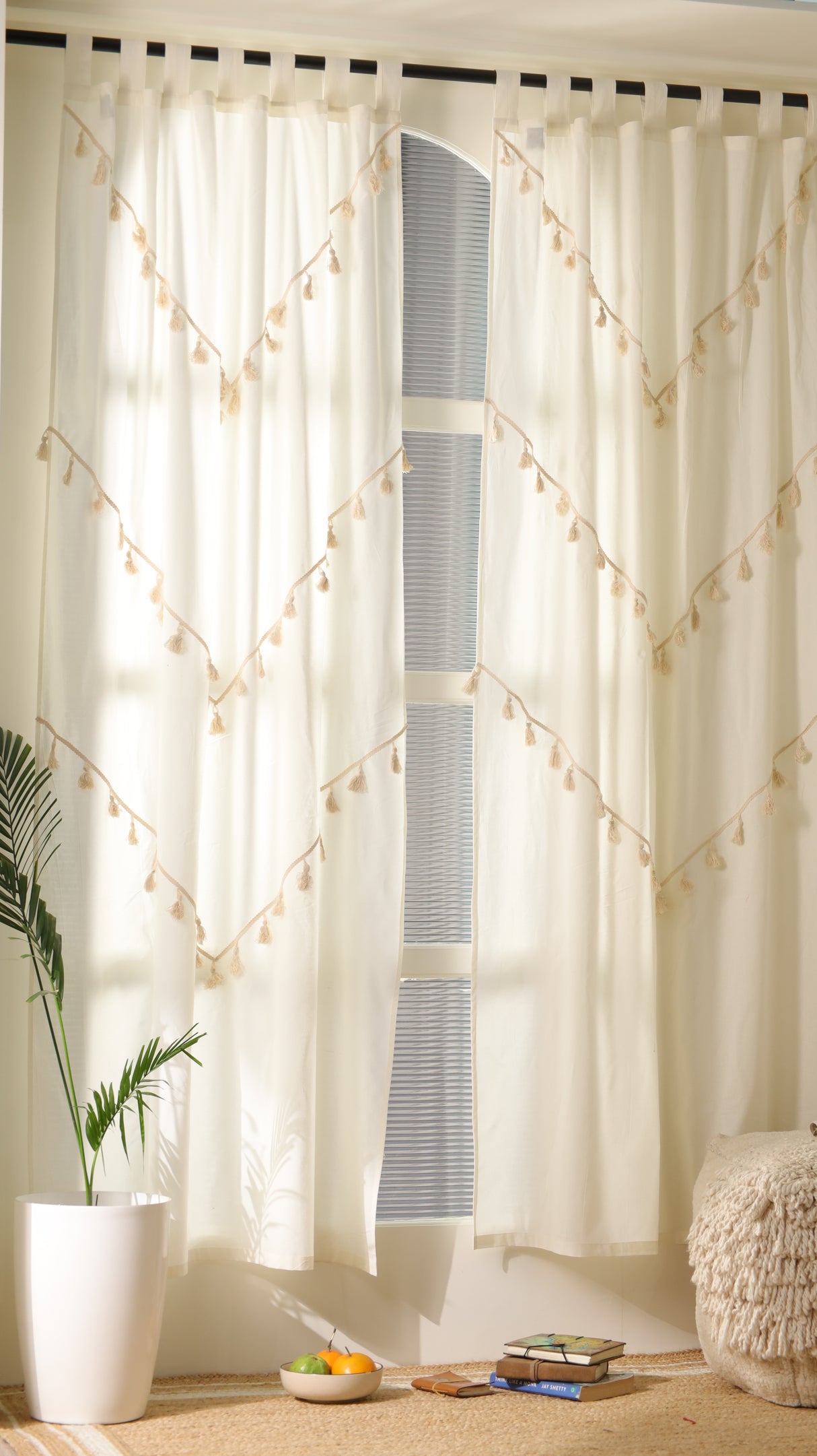 Boho Vorhang weiß mit Quasten, dekorative Gardinen im Boho Style für eine Gardinenstange