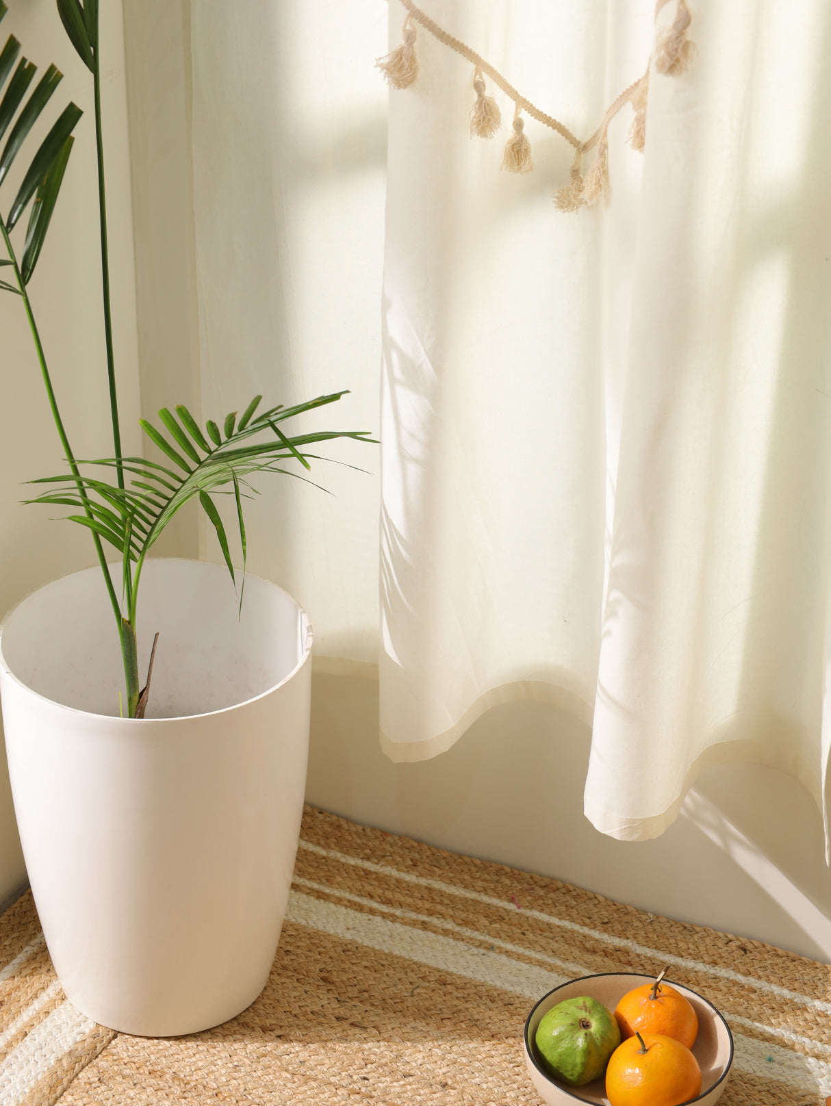 Boho Vorhang weiß mit Quasten, dekorative Gardinen im Boho Style für eine Gardinenstange