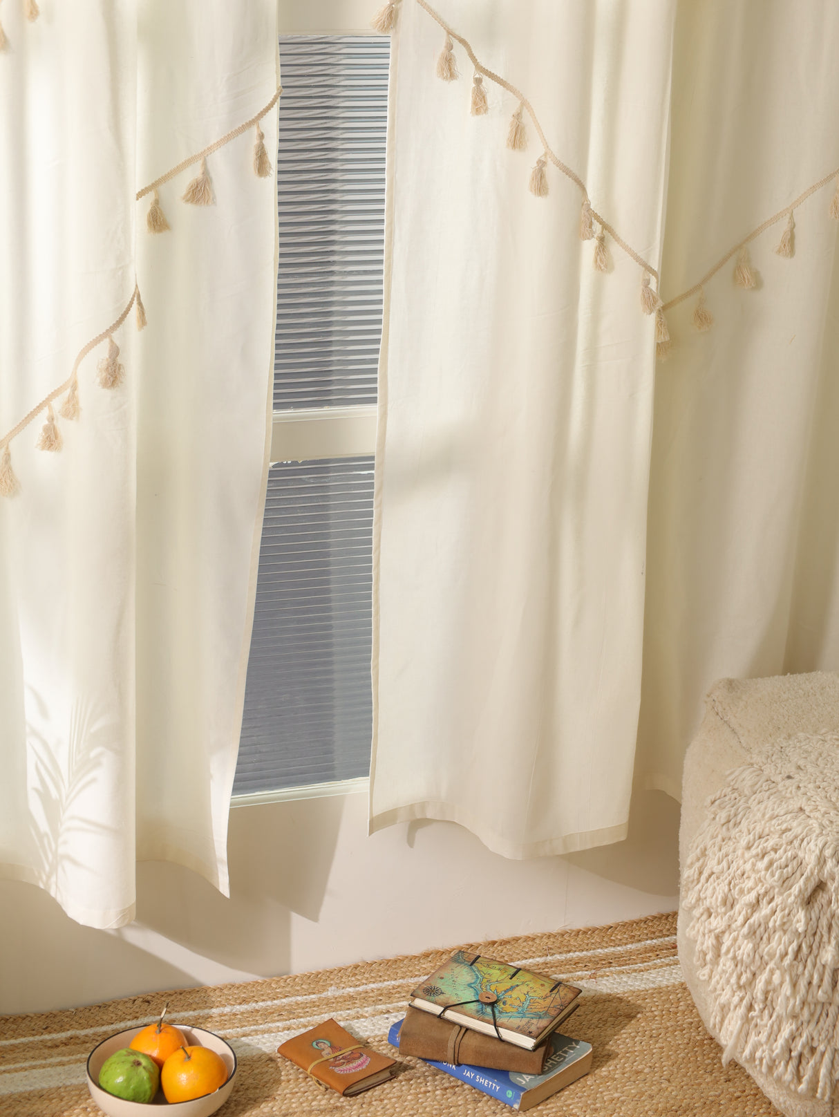 Boho Vorhang weiß mit Quasten, dekorative Gardinen im Boho Style für eine Gardinenstange