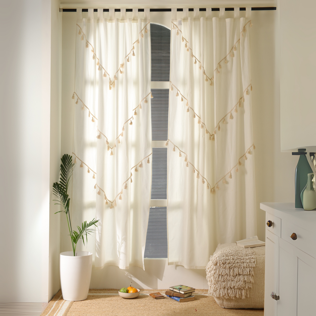 Boho Vorhang weiß mit Quasten, dekorative Gardinen im Boho Style für eine Gardinenstange