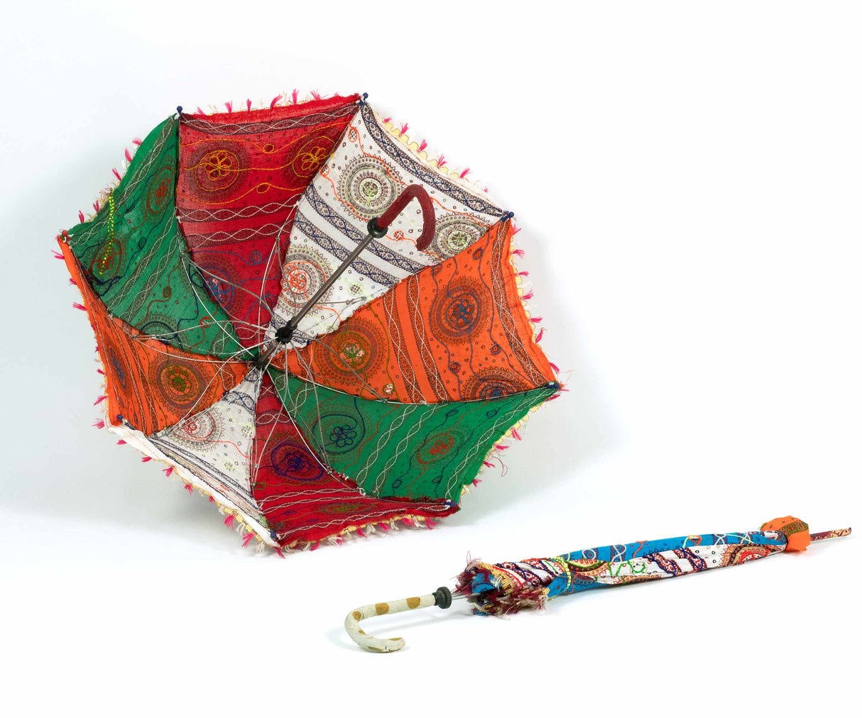 Indischer Sonnenschirm aus Baumwolle Ø ca. 70 cm, Patchwork mit Spiegeln und Goldfäden, handgefertigt in Indien für Festival, Garten und Park