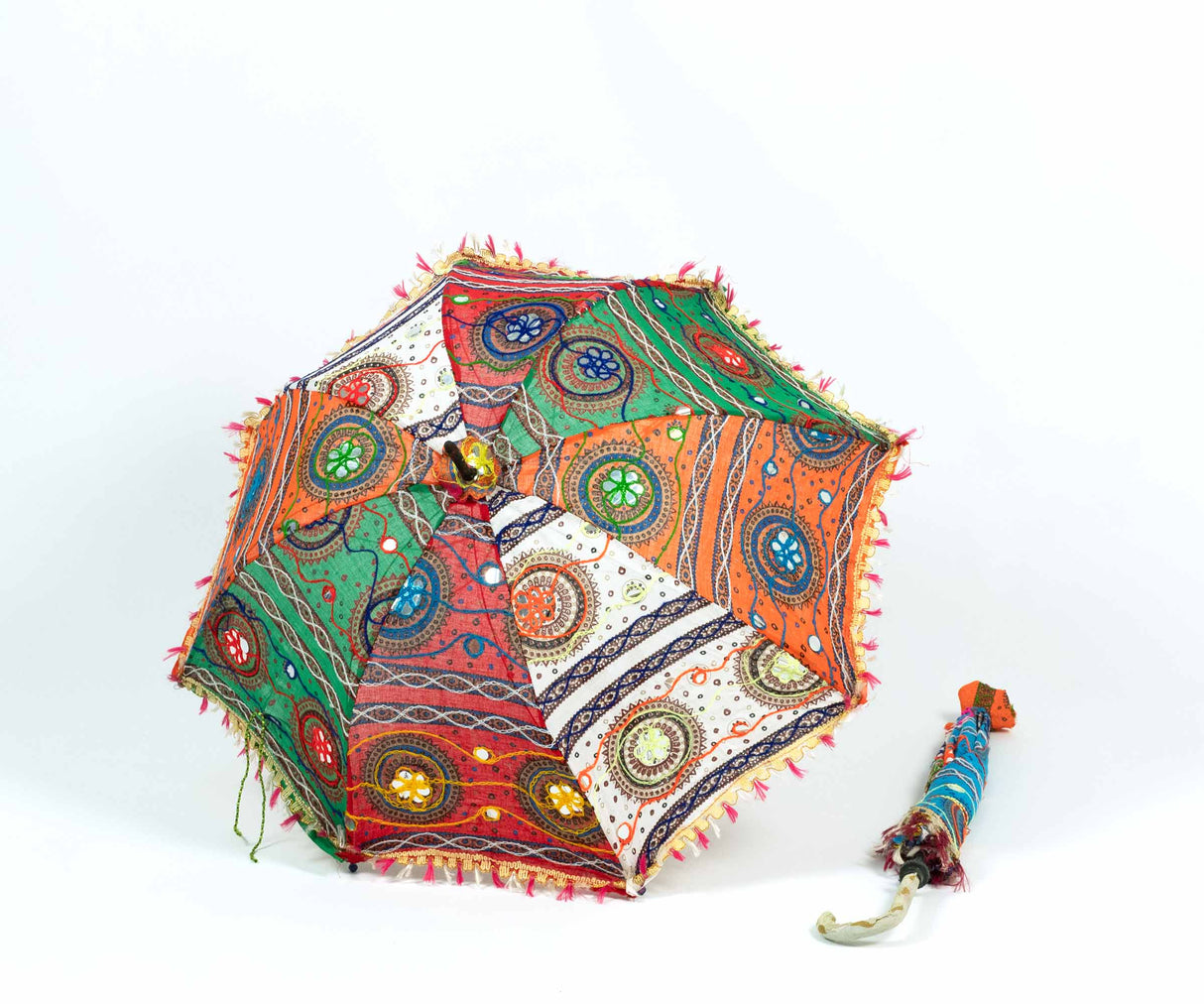 Indischer Sonnenschirm aus Baumwolle Ø ca. 70 cm, Patchwork mit Spiegeln und Goldfäden, handgefertigt in Indien für Festival, Garten und Park