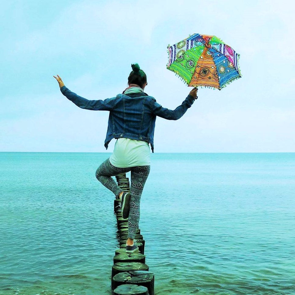 Indischer Sonnenschirm aus Baumwolle Ø ca. 70 cm, Patchwork mit Spiegeln und Goldfäden, handgefertigt in Indien für Festival, Garten und Park