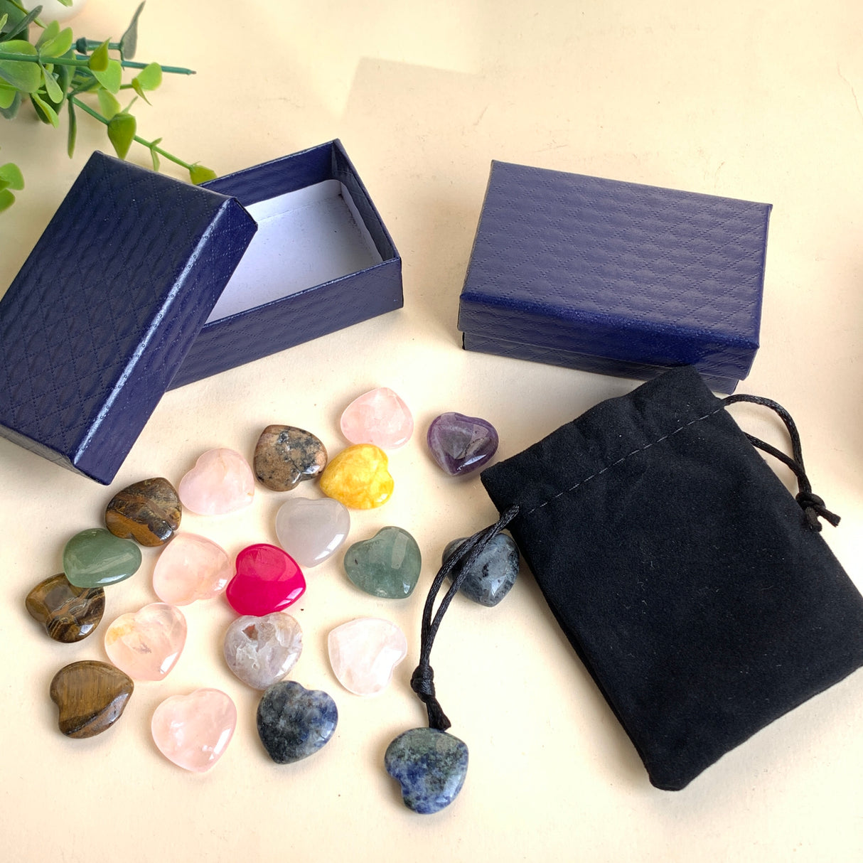Edelstein Herzen Set mit bunten Heilsteinen in Herzform, Geschenkschachtel und schwarzem Samtbeutel