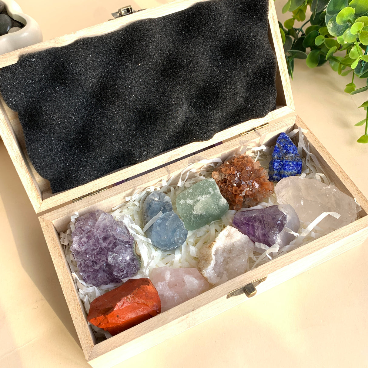 Edelstein Rohstein Set in Holzbox, gefüllt mit Amethyst, Rosenquarz, Lapislazuli und weiteren Kristallen auf Papierfüllung
