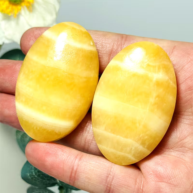 Gelber Jade Handschmeichler, ovaler Heilstein als Taschenstein für Achtsamkeit und Stressabbau