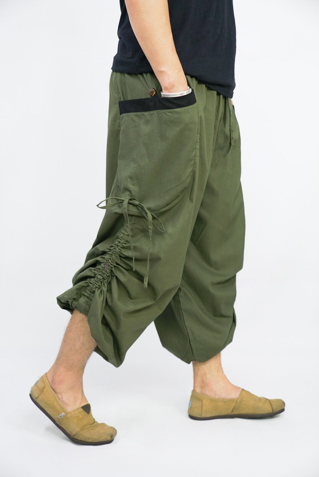 Goa Hose grün mit Taschen und Kordel - dreiviertel Version