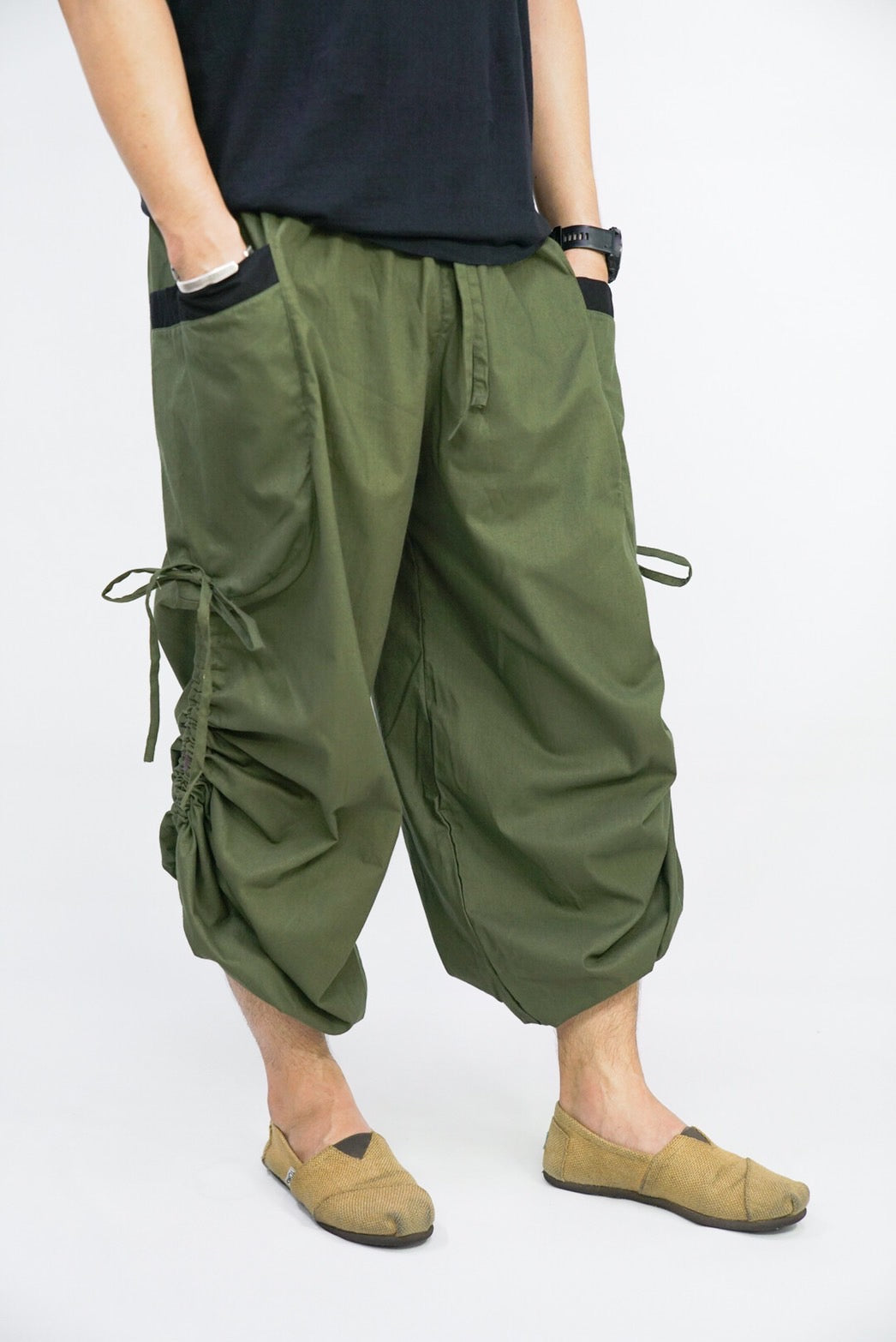 Goa Hose grün mit Taschen und Kordel - dreiviertel Version