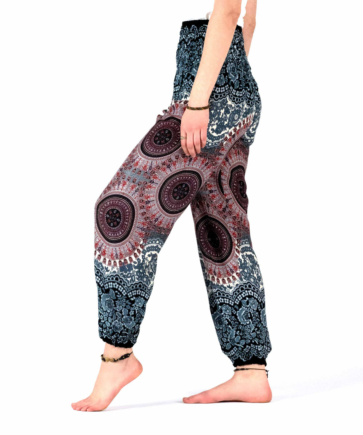 Haremshose mit Mandala in blau rot schwarz - seitlich