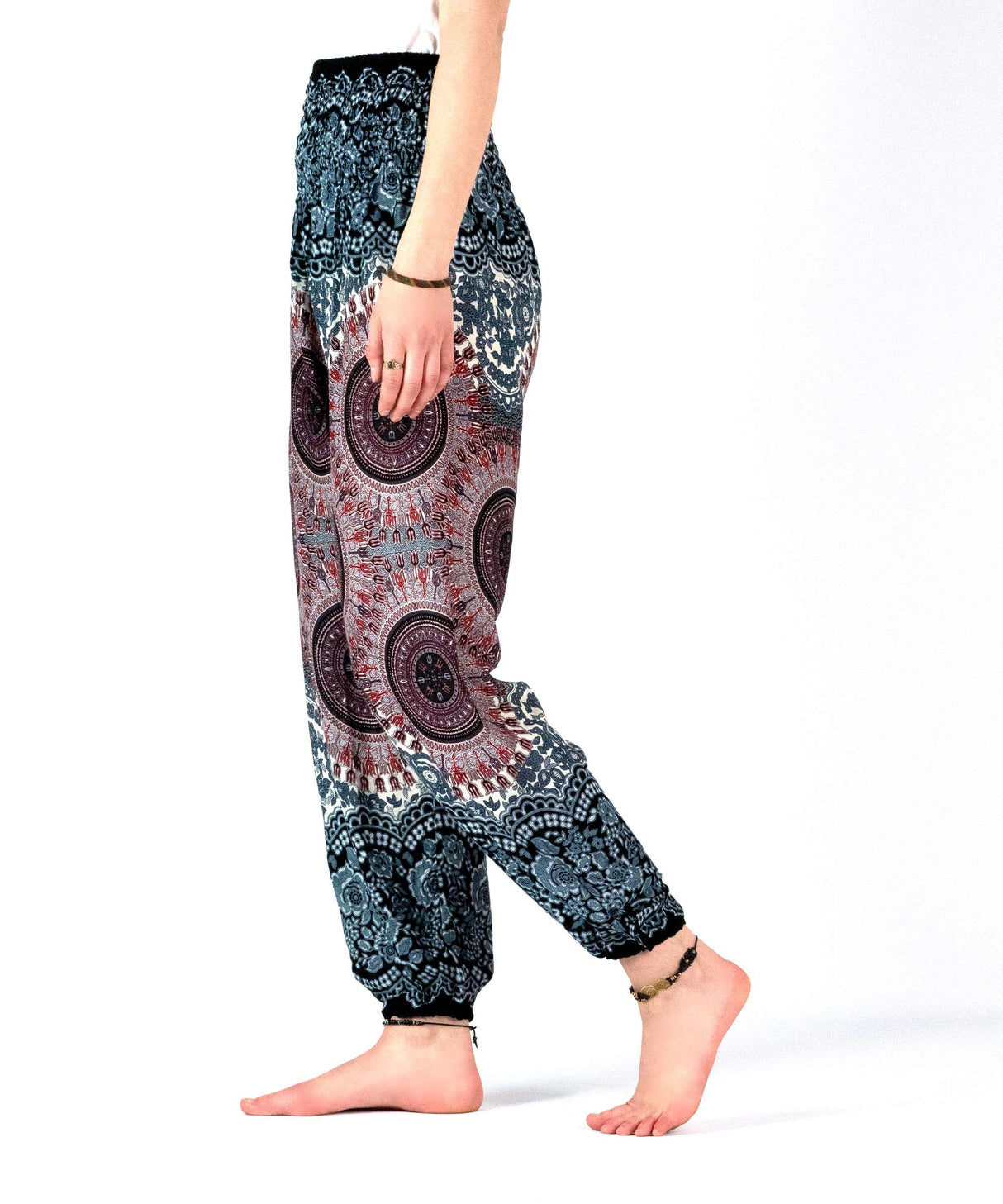Haremshose mit Mandala in blau rot schwarz - seitlich