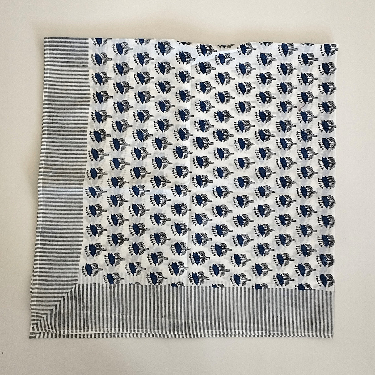 Einzelstück Boho Halstuch mit Blumen- Muster in Blau & Grau