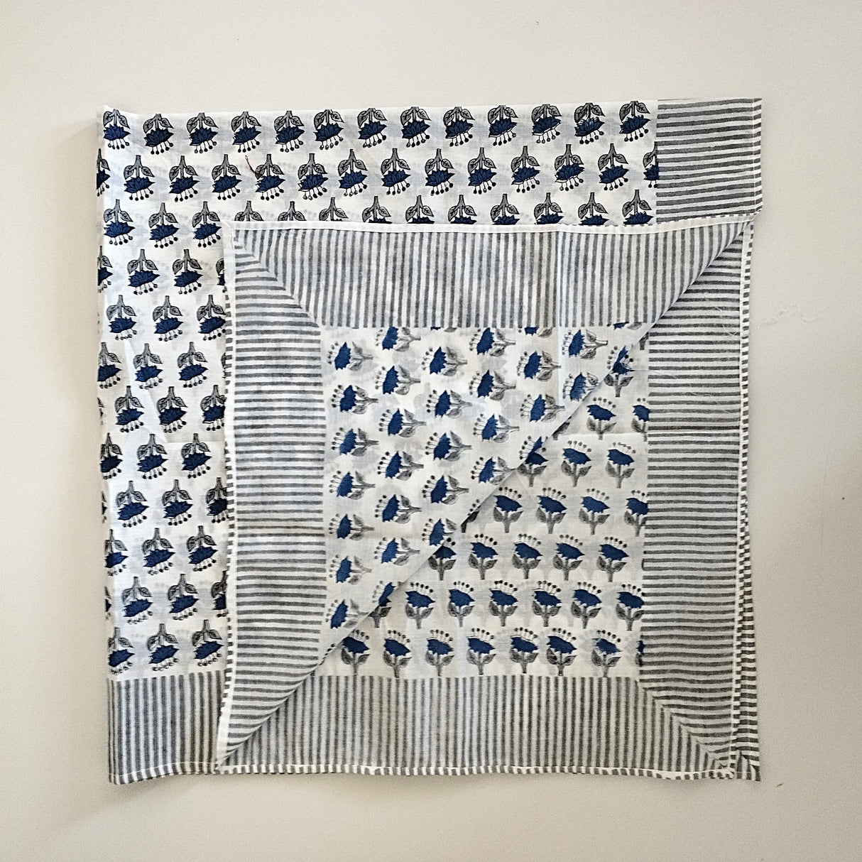 Einzelstück Boho Halstuch mit Blumen- Muster in Blau & Grau