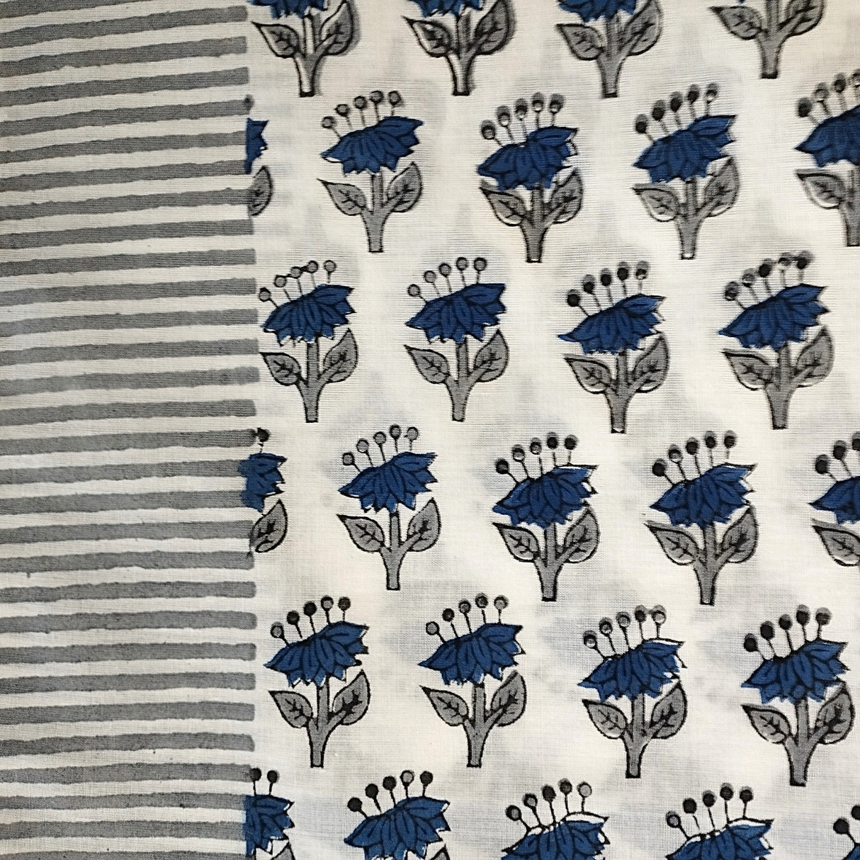 Einzelstück Boho Halstuch mit Blumen- Muster in Blau & Grau